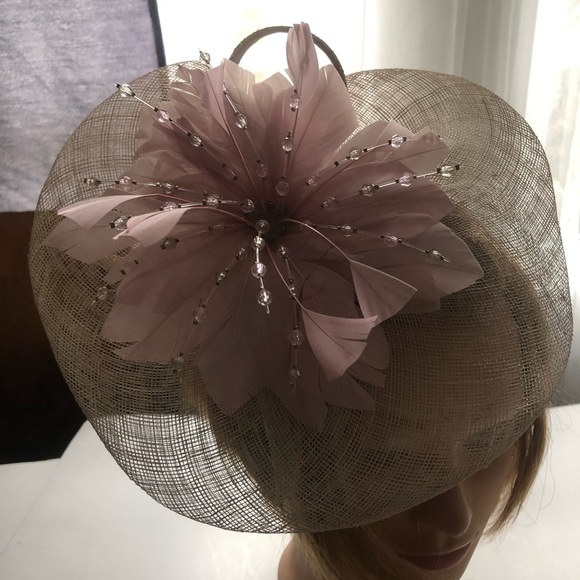 Elegant Pink Fascinator Hat by Jacques Vert. Classy fascinator in pinks. - Picture 2 of 8